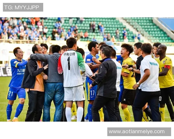 足球明星赛前意外受伤瞬间视频引发球迷热议与担忧 足球明星赛前意外受伤瞬间视频引发球迷热议与担忧