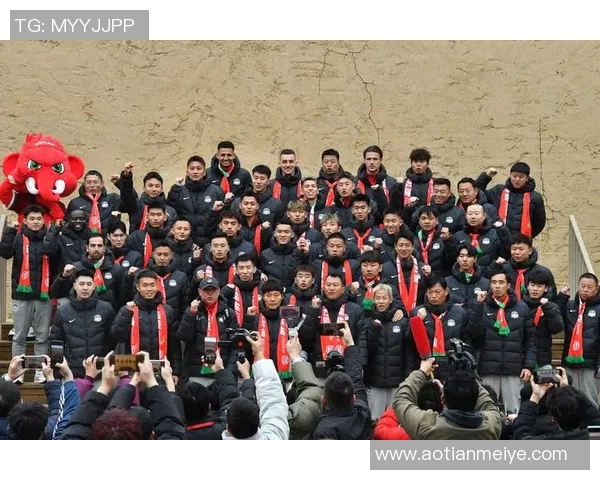 足球明星齐聚一堂大头合照展现团结与友谊的精彩瞬间 足球明星齐聚一堂大头合照展现团结与友谊的精彩瞬间